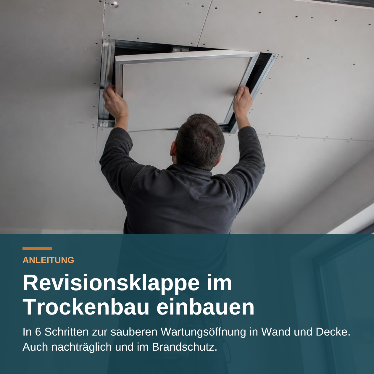 Revisionsklappe im Trockenbau einbauen: Handwerker setzt eine Revisionsklappe mit Aluminiumrahmen in eine Gipskartondecke ein