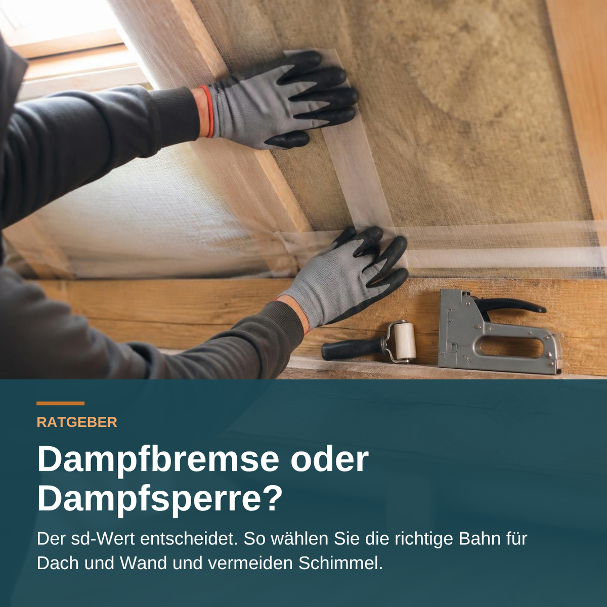 Dampfbremse oder Dampfsperre: Handwerker verklebt die Überlappung einer Dampfbremsbahn im Dachausbau