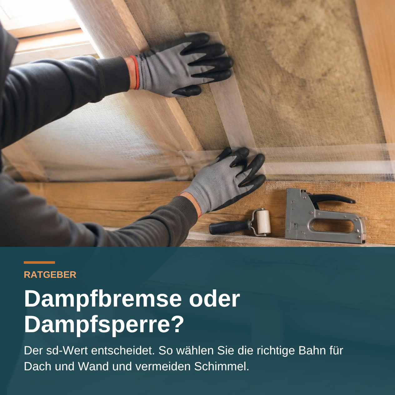 Dampfbremse oder Dampfsperre: Handwerker verklebt die Überlappung einer Dampfbremsbahn im Dachausbau