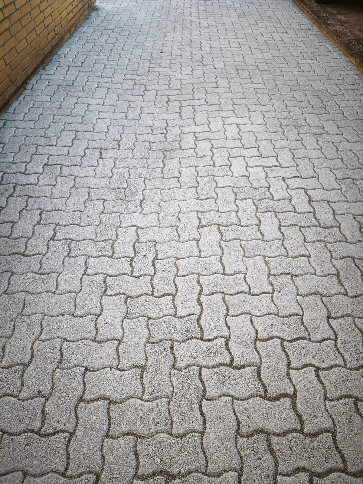 Kundenprojekt: Auffahrt-Sanierung mit Ultrament Beton Frisch Telegrau
